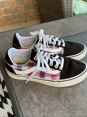 Vans White Low-Top Sneakers with Black Logo Accent